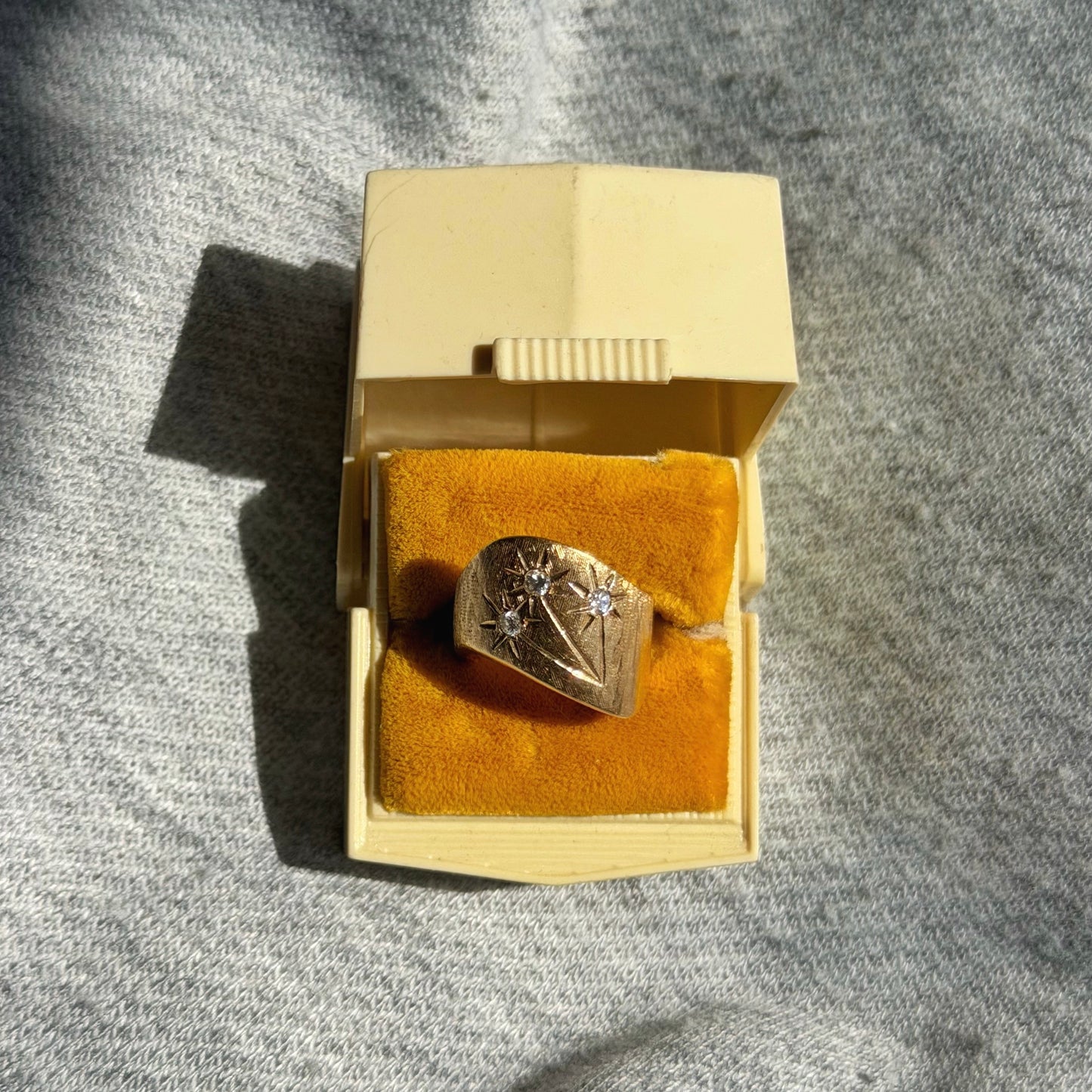 14k Star Set Florentine Finish Ring