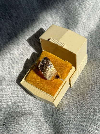 14k Star Set Florentine Finish Ring