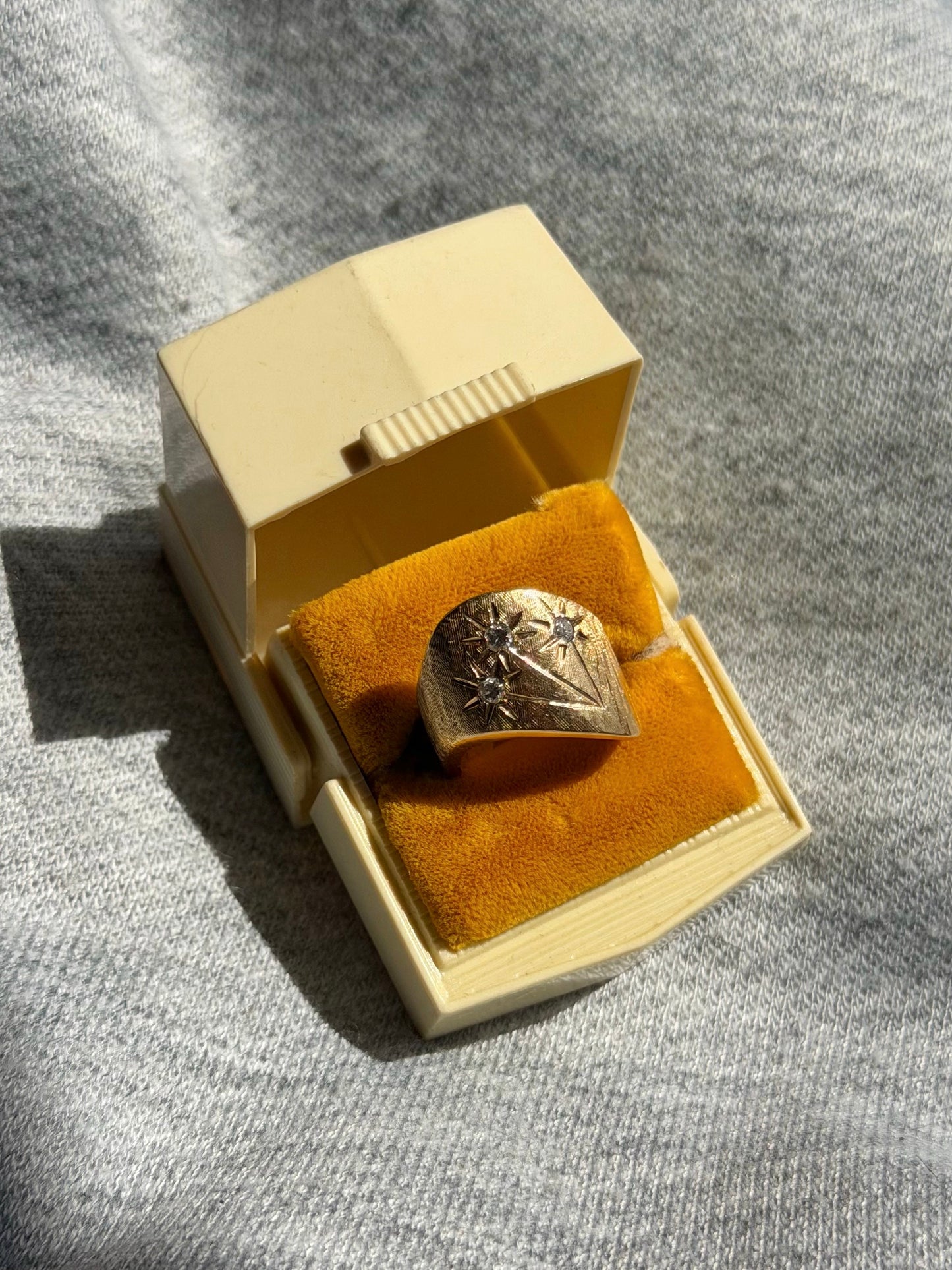 14k Star Set Florentine Finish Ring