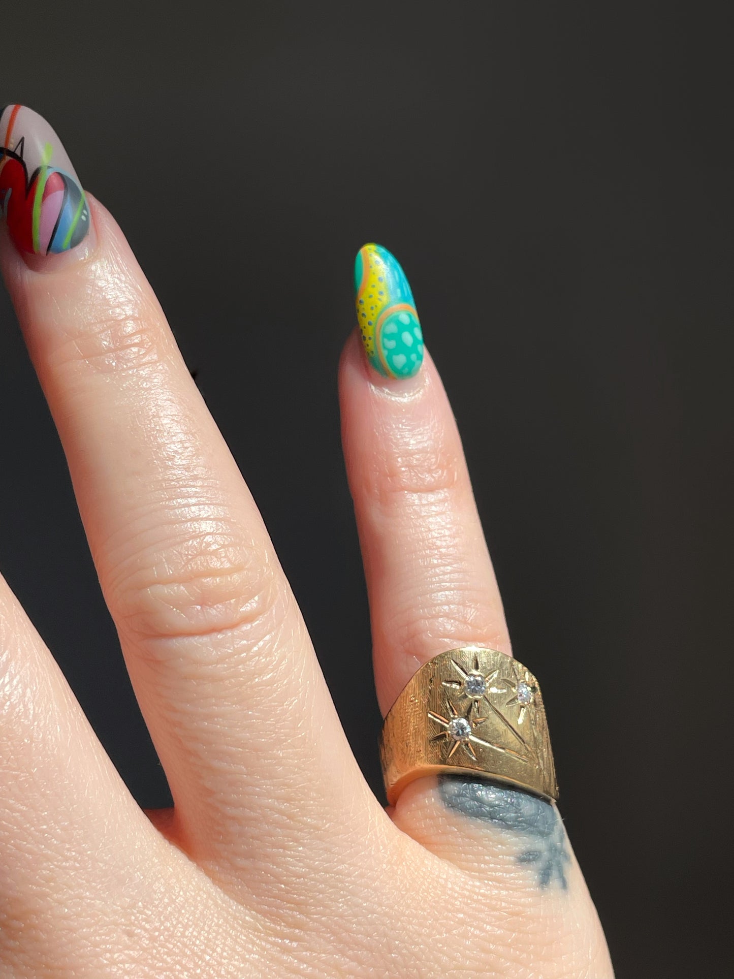 14k Star Set Florentine Finish Ring